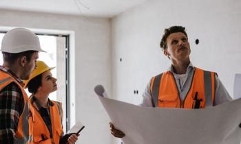 Groupe d'experts vérifiant les travaux de rénovation énergétique