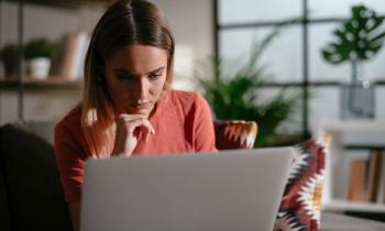 femme-se-renseigne-sur-internet-sur-l-installation-d-une-vmc-double-flux