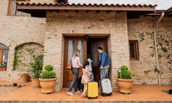 Pour sécuriser la location saisonnière, il est indispensable de rédiger un contrat de location saisonnière conforme à la réglementation. © FG Trade - Getty images