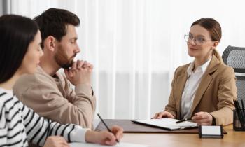 La procuration notaire dans le cadre d’une succession permet à un héritier de se faire représenter pour réaliser certains actes sans devoir se déplacer. © Liudmila Chernetska - Getty images