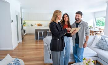 Un bien correctement estimé dès le départ trouve acquéreur en moyenne deux fois plus vite qu’un bien surévalué. @Getty Images