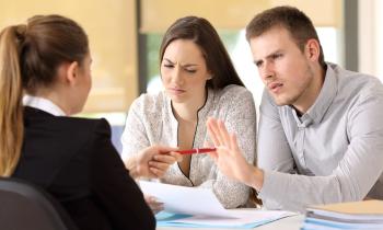 Un client qui refuse de suivre vos conseils professionnels sont des motifs légitimes pour refuser de travailler avec lui. © Getty Images