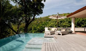 Terrasse avec piscine à débordement et vue sur la forêt