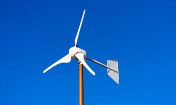 Petite éolienne et ciel bleu