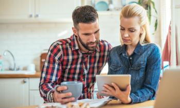 Couple étudie sa capacité à investir dans une chambre de bonne