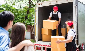 Des déménageurs remplissent un camion