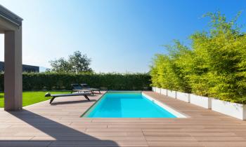 Piscine individuelle et beau ciel bleu. 