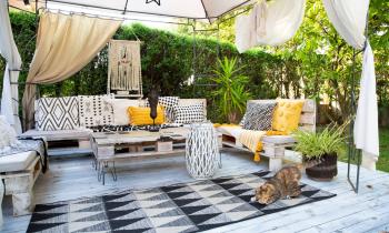 Terrasse avec salon aménagée dans un style bohème