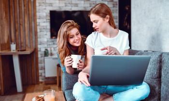 Deux amies se renseignent sur les APL en colocation