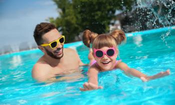 Un père et sa fille à la piscine. 