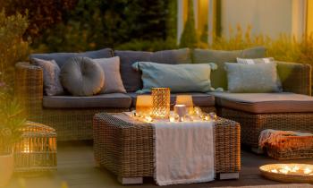 terrasse avec salon illuminé