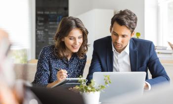couple d'agents immobiliers travaillent à un bureau