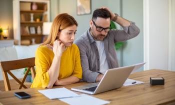 Couple dépité devant le montant des frais liés à la vente de leur maison