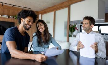 Couple qui fait appel à un courtier immobilier