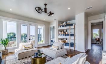 Salon d'une maison de vacances chaleureux avec lits superposés dans le mur