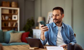 homme enregistre le rib de son bailleur sur son application mobile