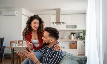 couple regarde s'il peut vendre son logement plus cher parce qu'il a la clim