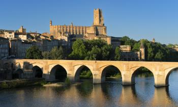Ville d'Albi avec la cathédrale Sainte-Cécile en fond. 