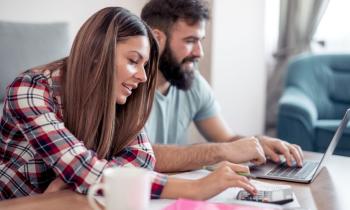couple calculant les frais de leur déménagement
