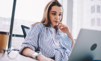 Jeune femme se renseigne sur les salaires perçus par les agents immo