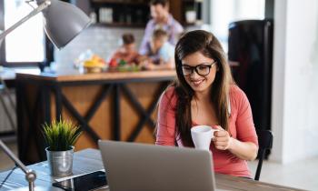 femme-regarde-son-ordinateur-son-mari-et-ses-enfants-sont-en-arrière-plan
