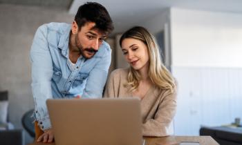 couple s'informe sur internet sur le paiement de la taxe foncière