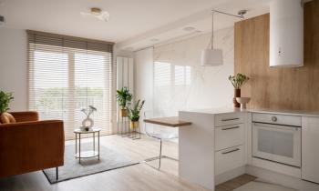 Beau salon lumineux. 