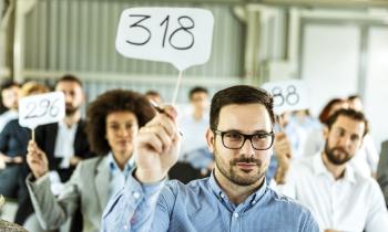 Acheter son logement aux enchères permet de faire de bonnes affaires. © skynesher - Getty Images