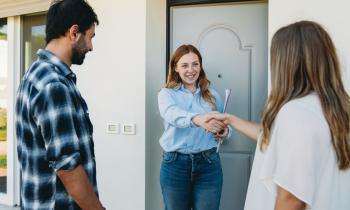 Choisir de vendre seul ou avec une agence : l’une des étapes clés de la vente de votre maison. © FilippoBacci - Getty Images