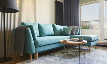 Salon et canapé bleu.