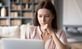 femme se renseigne sur les obligations d'un proprio bailleur sur son ordinateur 