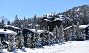 Vue sur les chalets enneigés de Courchevel