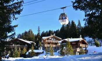Vue sur une station de montagne en altitude