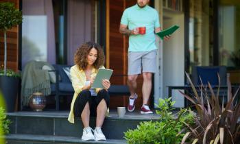 Couple sur le perron de sa maison s'interroge sur l'abus de droit et la servitude