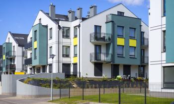 Résidence avec des bâtiments blanc, jaune et bleu canard.