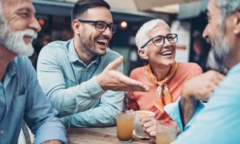 Plusieurs générations en terrasse pour un verre et une bonne blague. 
