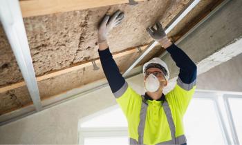 L'isolation de la toiture fait partie des travaux éligibles à MaPrimeRénov' 2026 dans le parcours par geste et les rénovations d'ampleur. © SrdjanPav - Getty images