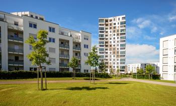 Immeubles récents, verdure, et ciel bleu... 