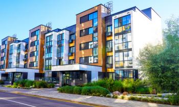 Immeubles en enfilade et ciel bleu. 