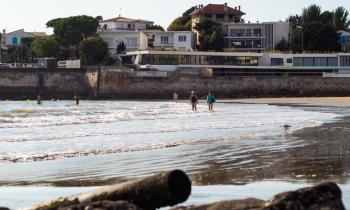 Retraitées marchant sur la Plage de Pontaillac, à Royan