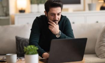 Homme découvre le bilan locatif de 2026 sur son ordinateur