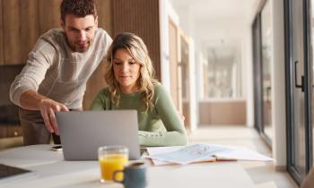 Couple cherche sur internet les travaux de rénovation à réaliser pour vendre