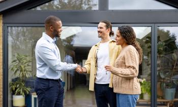 Avant même de proposer un bien, votre rôle consiste à identifier précisément les attentes du client. © Getty Images