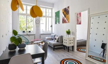 Petit appartement ludique avec ses suspensions jaune ocre.