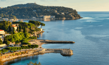 Avec ses 18 047 €/m², Saint-Jean-Cap-Ferrat est la station balnéaire la plus chère de France, et permet d'acheter une douzaine de m² pour 250 000 €. © JMLPYT - Getty images