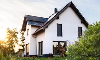 Maison neuve blanche avec toit en ardoise. 