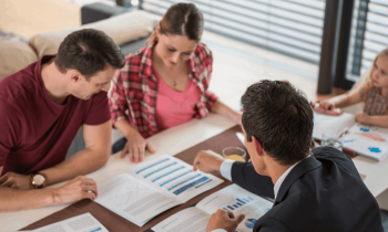 La décision de la banque de financer votre projet d'investissement locatif repose sur un ensemble de critères, pas uniquement sur vos revenus ou votre apport. © Tashi-Delek - Getty images