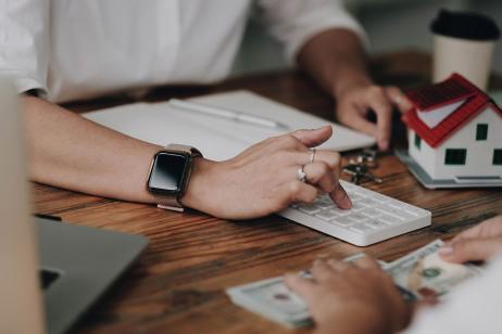 Un propriétaire rend une caution pour une location d'appartement