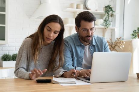 Vous souhaitez améliorer votre profil emprunteur ? Découvrez toutes les informations à prendre en compte pour obtenir une meilleure offre. © fizkes - Getty Images