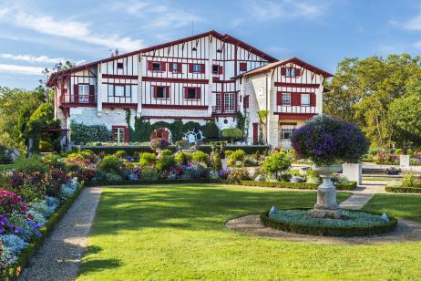 Vue sur la Villa Arnaga, maison de l'écrivain Edmond Rostand